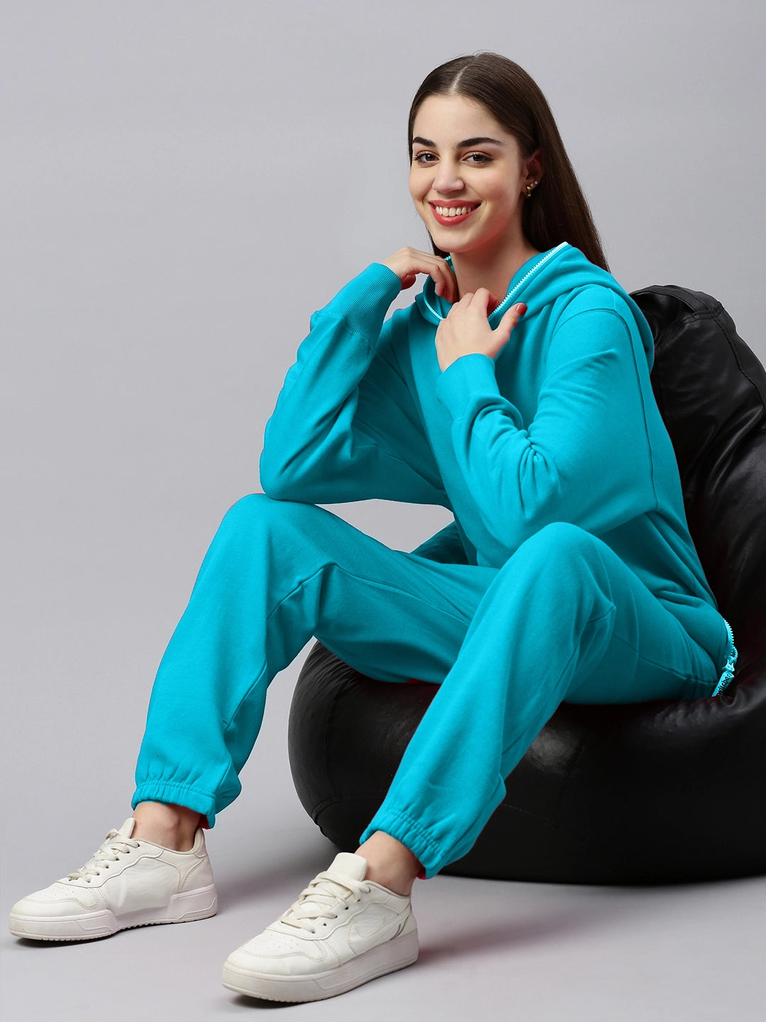 files/Geelee-der-ultimative-jumpsuit-from-organic-cotton_recycled-polyester-lookshot-blue-bay.webp